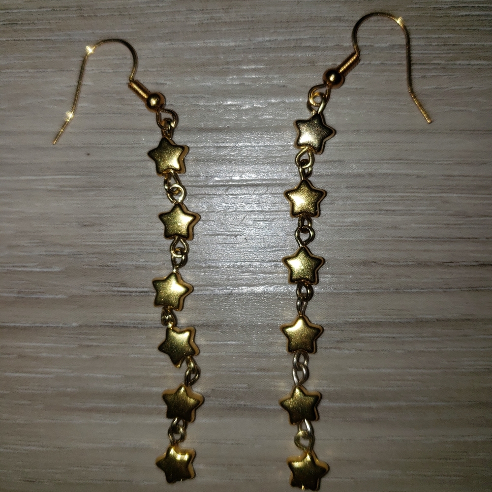 Gold stars dangle earrings